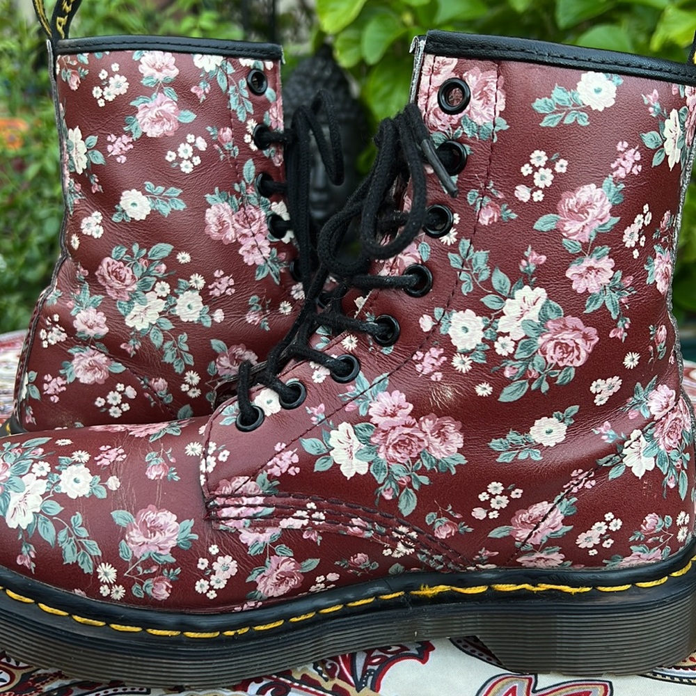 🌺🌸 Dr. Martens Burgundy Rose Floral Boots 🌸🌺 - Picture 10 of 16